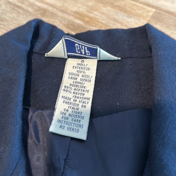 Gap dark navy blue wool blazer, size 6. - Picture 2 of 7
